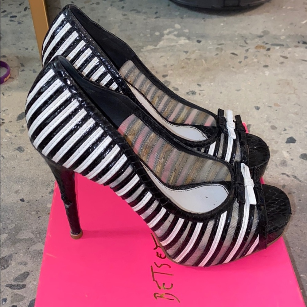 • Deandra Sandals•